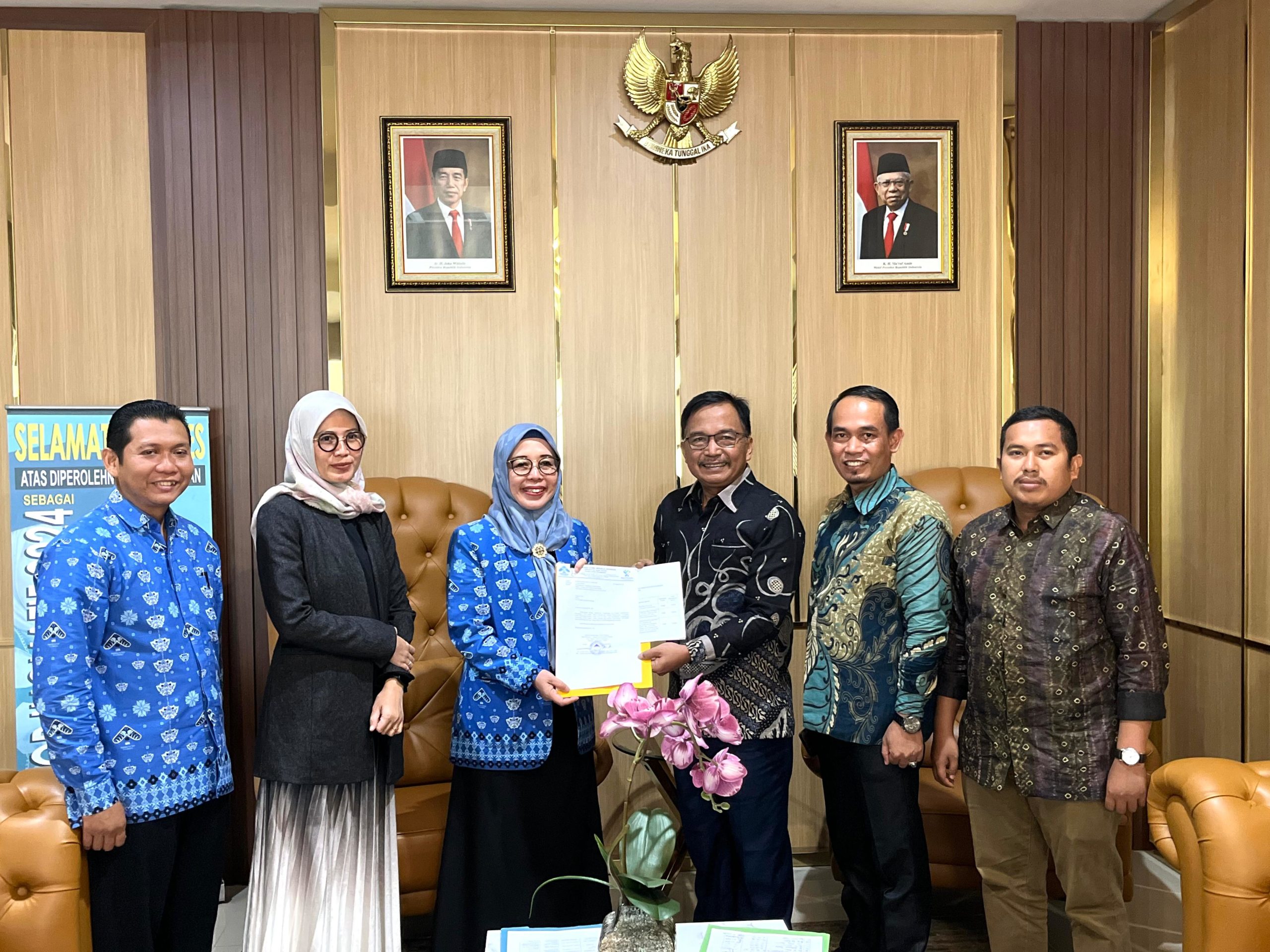 Panitia dan Rektor Serah Terima Berkas Calon Wakil Rektor, Direktur Pascasarjana, dan Dekan Periode 2024-2028 Panitia dan Rektor Serah Terima Berkas Calon Wakil Rektor, Direktur Pascasarjana, dan Dekan Periode 2024-2028