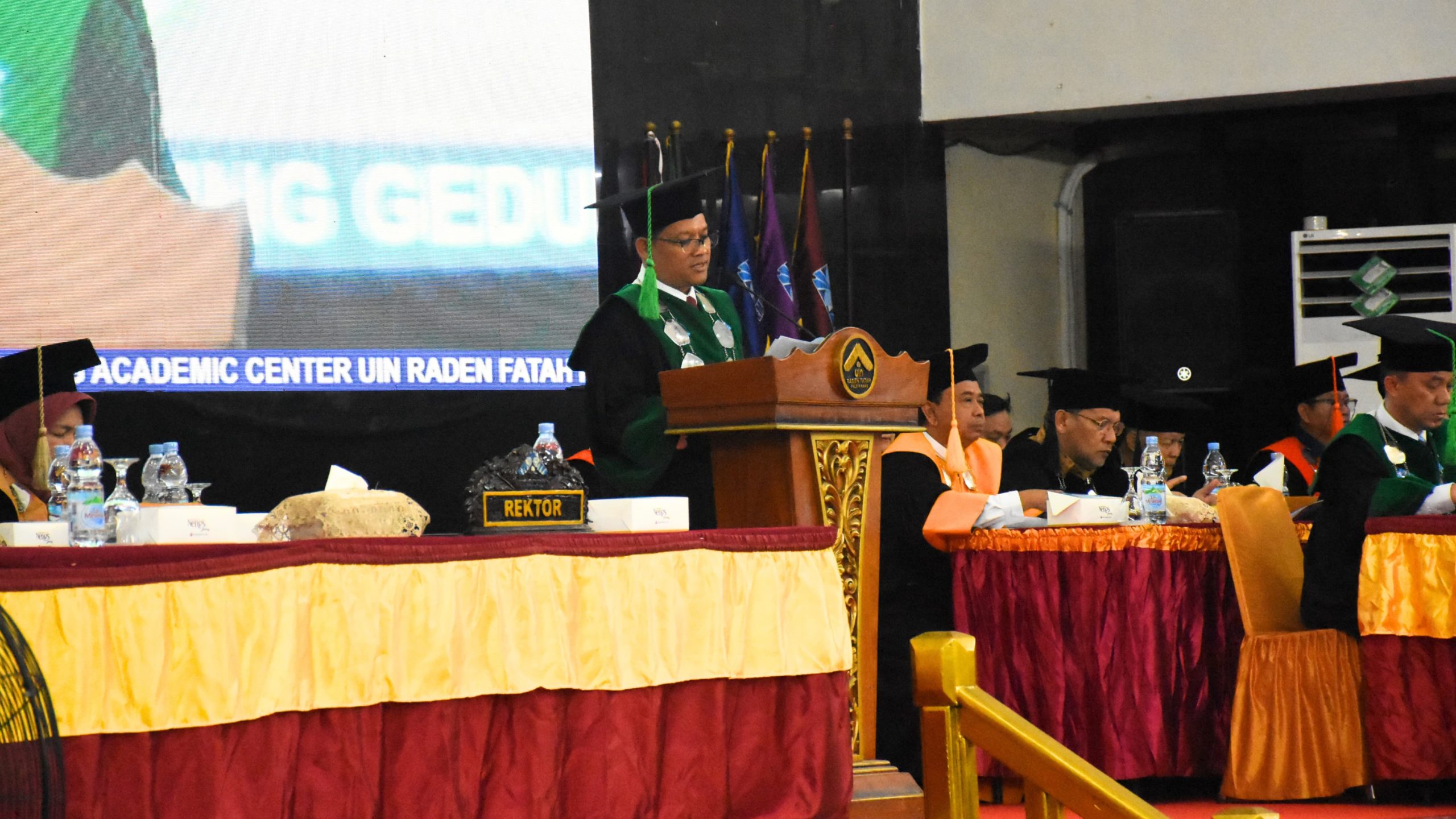 UIN Raden Fatah gelar Wisuda ke-92, Plt Rektor ajak alumni membangun peradaban dengan integritas, inovasi, dan nilai Islam di era disrupsi.