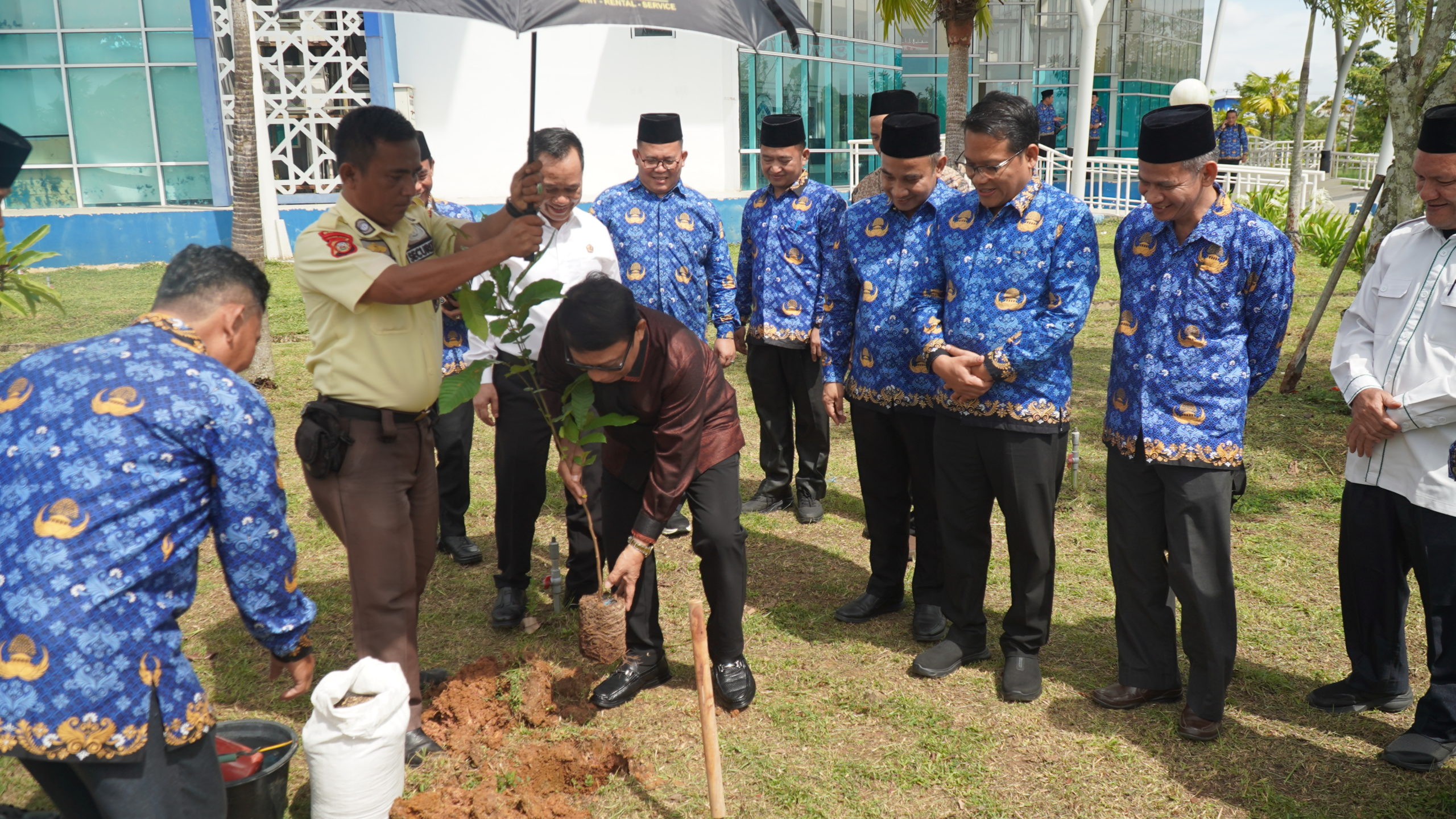 Penanaman Pohon Serentak oleh PPPK Tahap I UIN Raden Fatah Palembang, Wujud Nyata Komitmen Pelestarian Lingkungan Penanaman Pohon Serentak oleh PPPK Tahap I UIN Raden Fatah Palembang, Wujud Nyata Komitmen Pelestarian Lingkungan