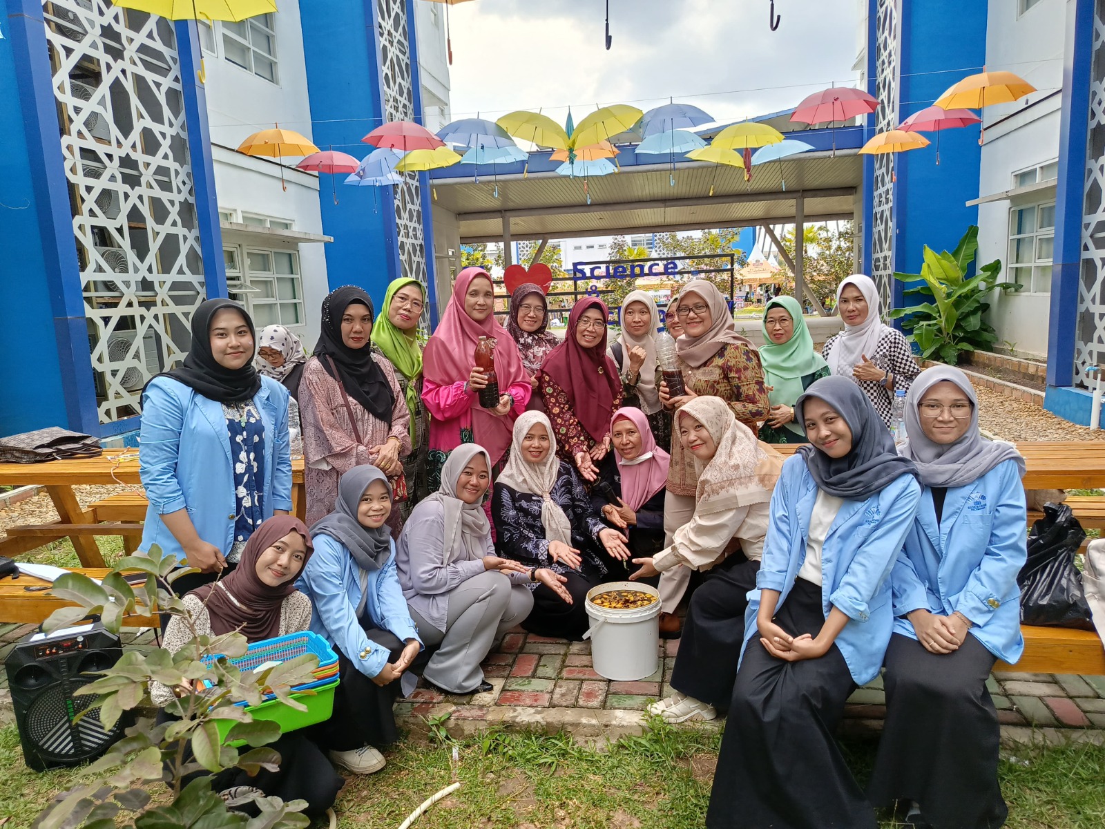 Pelatihan dan Gelar Teknologi Eco-Enzyme:Dharma Wanita Uin Raden Fatah Gaungkan Ekoteologi Menuju Kampus Hijau