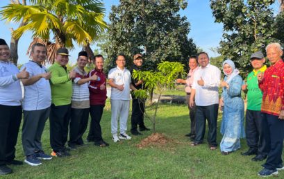 Dukung Penguatan Ekoteologi Kemenag RI, Rektor dan Jajaran Pimpinan Baru UIN Raden Fatah Lakukan Penanaman Pohon