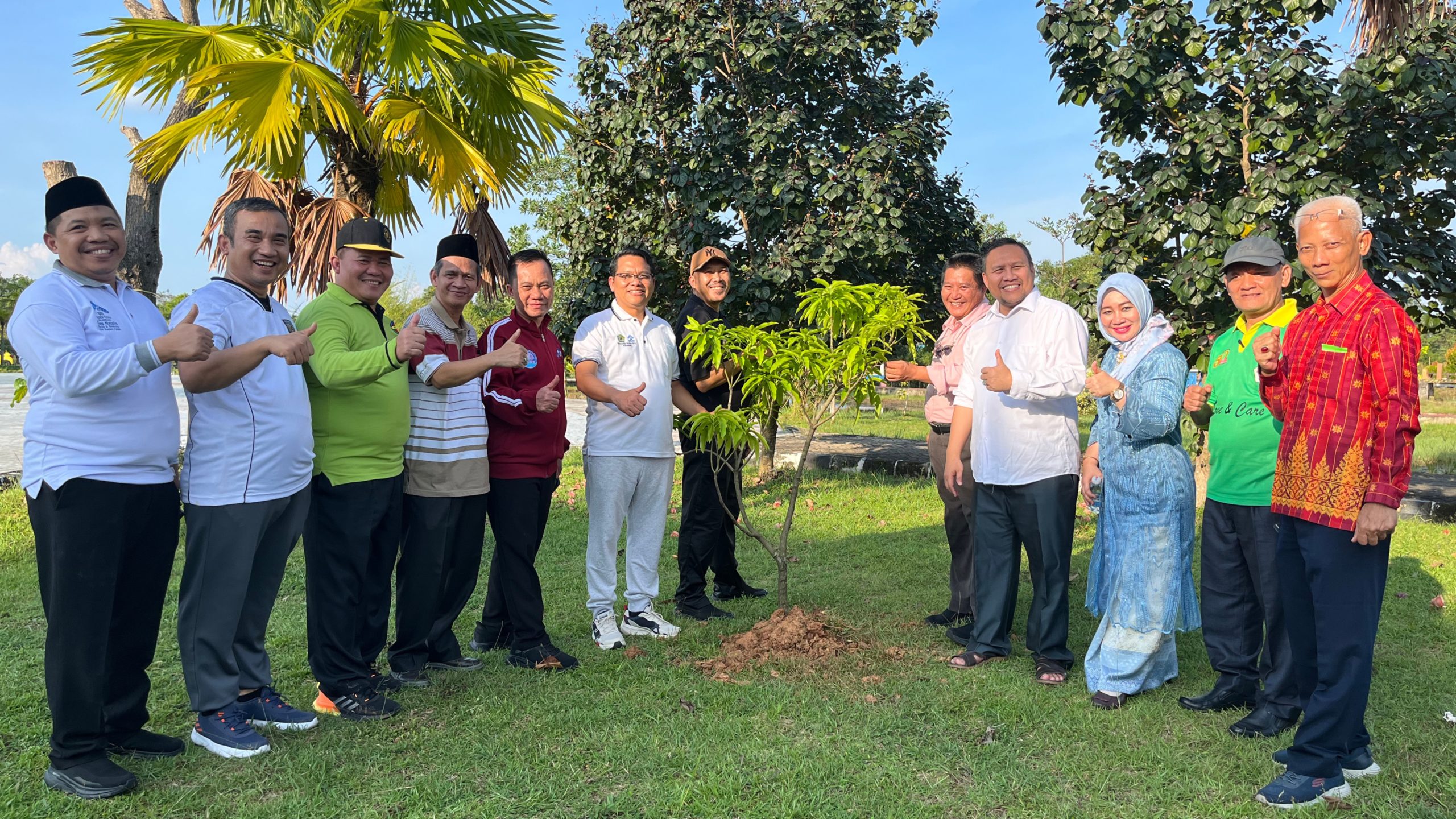 Dukung Penguatan Ekoteologi Kemenag RI, Rektor dan Jajaran Pimpinan Baru UIN Raden Fatah Lakukan Penanaman Pohon Dukung Penguatan Ekoteologi Kemenag RI, Rektor dan Jajaran Pimpinan Baru UIN Raden Fatah Lakukan Penanaman Pohon
