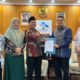 Panitia serahkan berkas calon pelaksana akademik 2025–2029, Rektor UINRF tekankan kepemimpinan yang visioner, melayani, dan penuh tanggung jawab.