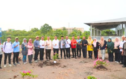 Dukung Penguatan Ekoteologi Kemenag RI, Rektor Ajak Pelaksana Akademik Baru UIN Raden Fatah Lakukan Penanaman Pohon