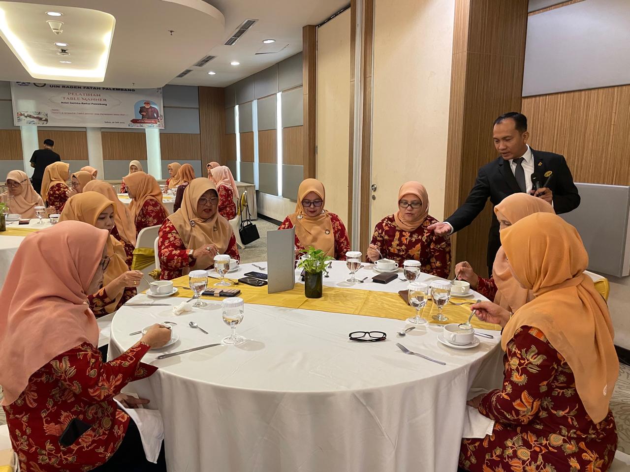 DWP UIN Raden Fatah Palembang Gelar Pelatihan “Smart & Graceful: Table Manner bagi Perempuan Masa Kini DWP UIN Raden Fatah Palembang Gelar Pelatihan “Smart & Graceful: Table Manner bagi Perempuan Masa Kini