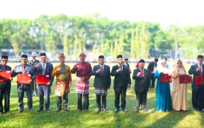 HUT RI ke-80, Rektor UIN Raden Fatah Serahkan Tanda Kehormatan  Satyalancana untuk 18 ASN dan Penghargaan bagi Mahasiswa Berprestasi
