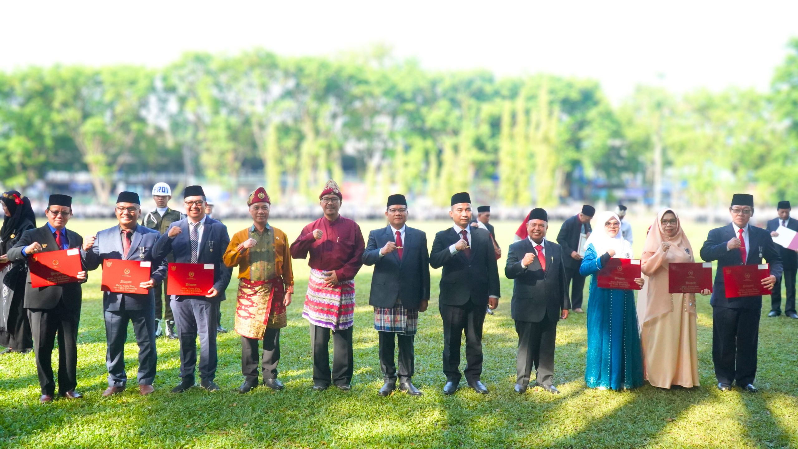 HUT RI ke-80, Rektor UIN Raden Fatah Serahkan Tanda Kehormatan  Satyalancana untuk 18 ASN dan Penghargaan bagi Mahasiswa Berprestasi