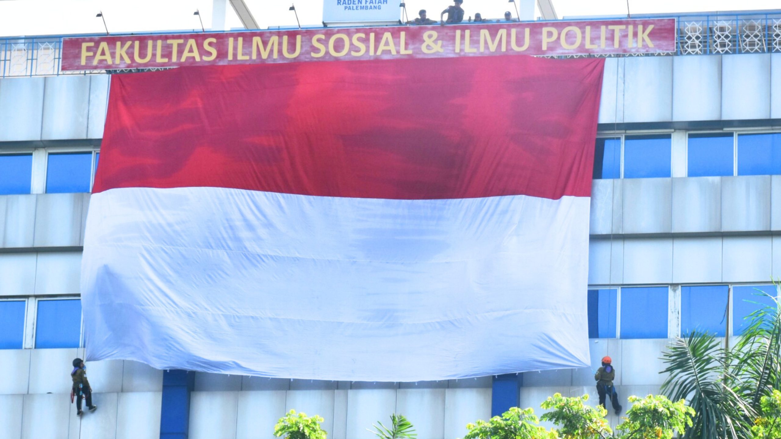 Teguhkan Semangat Kemerdekaan, UIN Raden Fatah Kembali Kibarkan Bendera Merah Putih Raksasa pada HUT RI ke-80