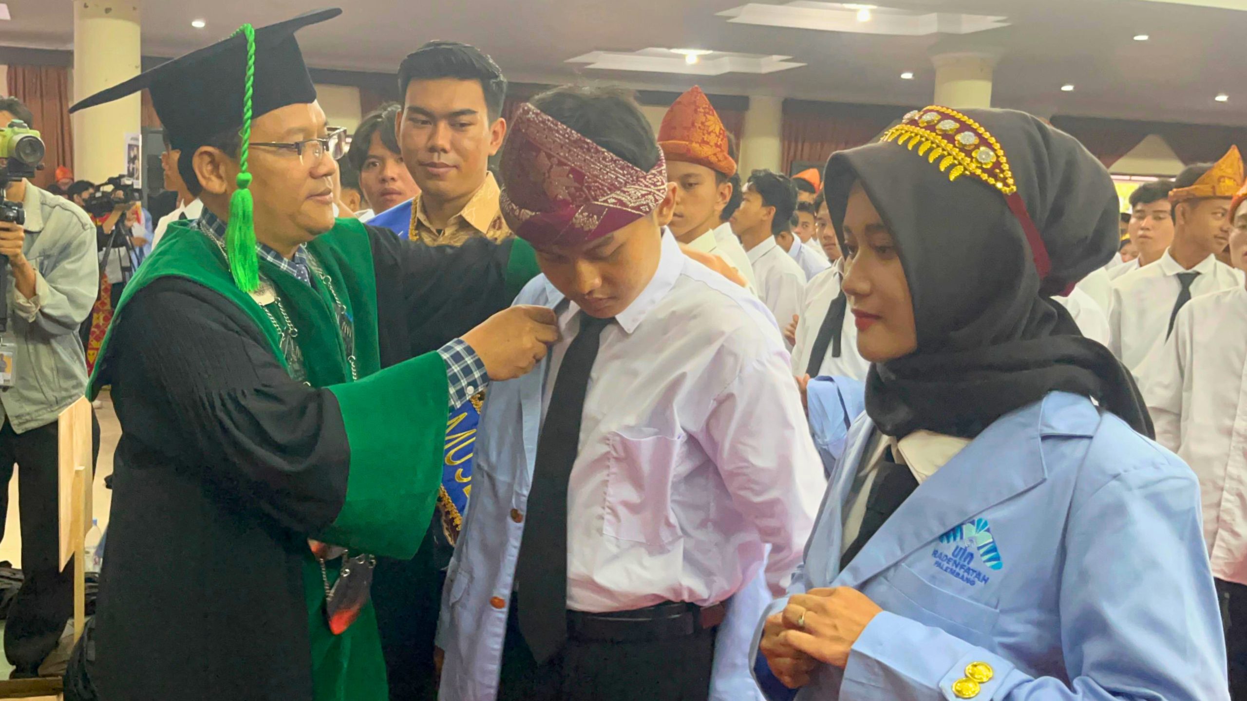 PBAK 2025, Rektor UIN Raden Fatah Sambut Mahasiswa Baru dengan Pemasangan Almamater